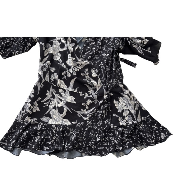 FRENCH CONNECTION wrap top, sz L, black white floral Ruffle,3/4 bell sleeves - Picture 7 of 8